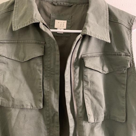 ❌SOLD ❌New Day | Cropped Military Vest - Picture 4 of 5